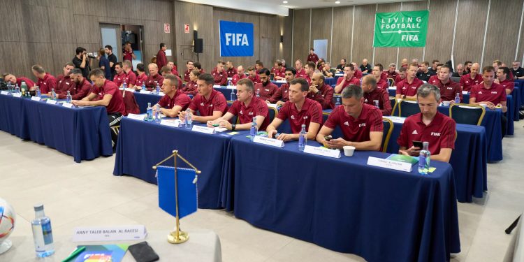 مسئولان برگزاری جام جهانی ۲۰۲۲ قطر همچنان در حال آماده‌سازی داوران برای برگزاری مسابقات