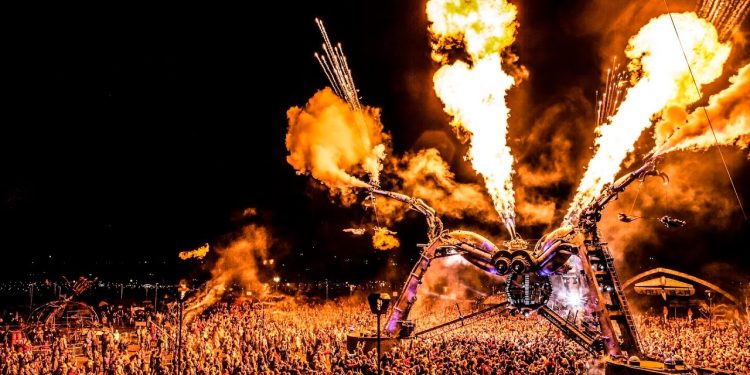 قطر ۲۰۲۲: مسولان برگزار جام جهانی در حال برنامه‌ریزی برای فستیوالی که در آن هواداران می‌توانند ۱۷ ساعت در روز الکل بنوشند