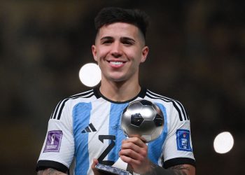 انزو فرناندز برنده جایزه بازیکن جوان جام جهانی ۲۰۲۲ قطر