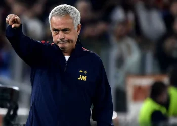 ژوزه مورینیو عملکرد مربی تیم ملی مراکش و دروازه‌بان این تیم را در جام جهانی ستودنی توصیف کرد