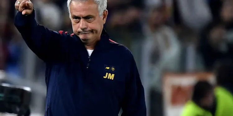 ژوزه مورینیو عملکرد مربی تیم ملی مراکش و دروازه‌بان این تیم را در جام جهانی ستودنی توصیف کرد