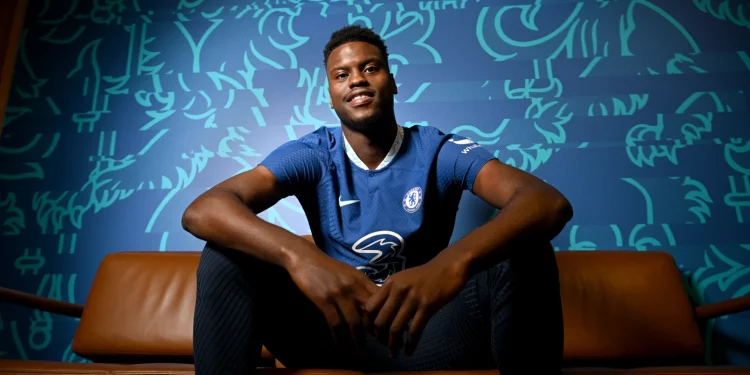 چلسی با خرید بِنوآ بادیاشیله خط دفاعی خود را تقویت کرد