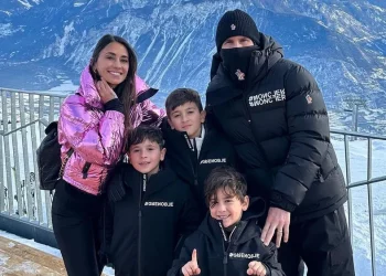 لیونل مسی و همسرش پیست اسکی