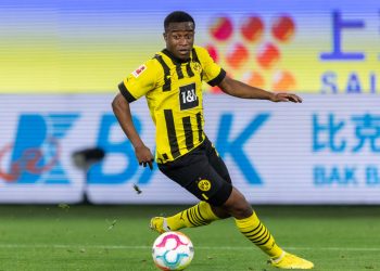 یوسف موکوکو قرارداد خود را تا سال ۲۰۲۶ با دورتموند تمدید کرد.
